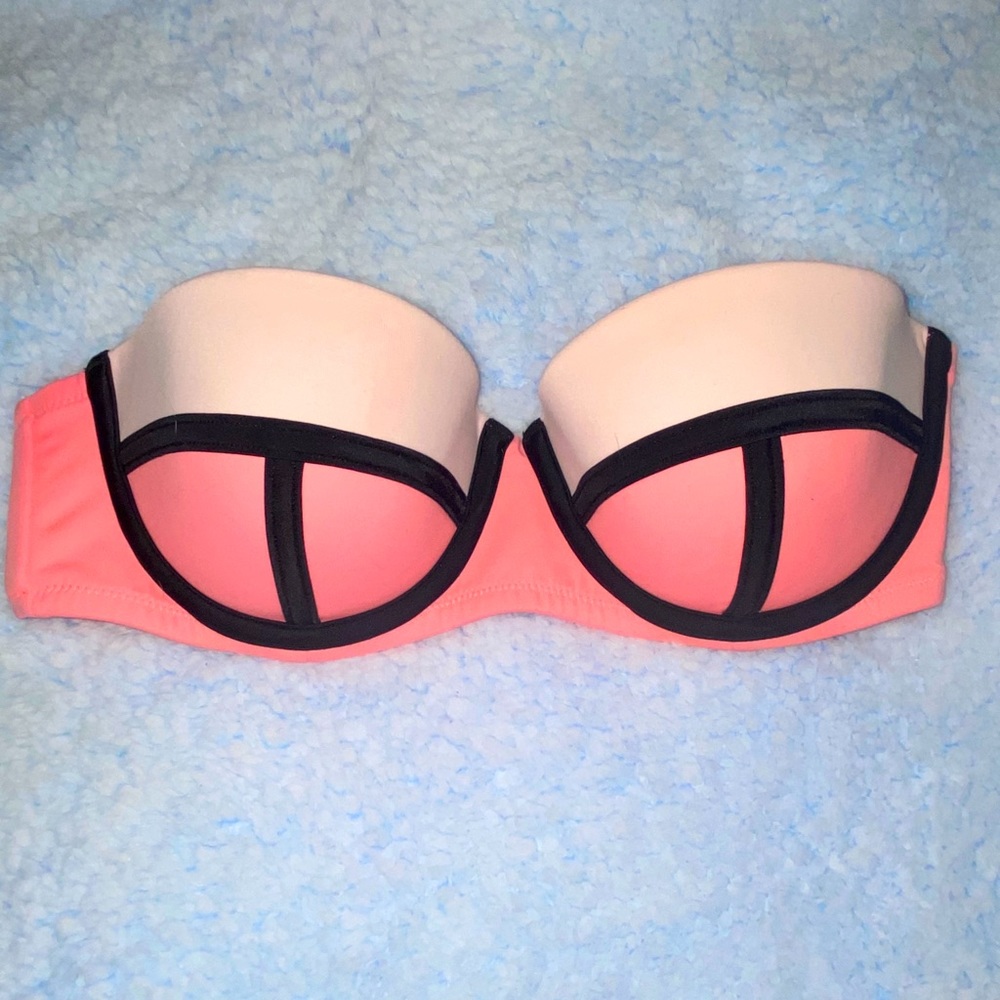 Pink Victoria’s Secret swimsuit top 🌙